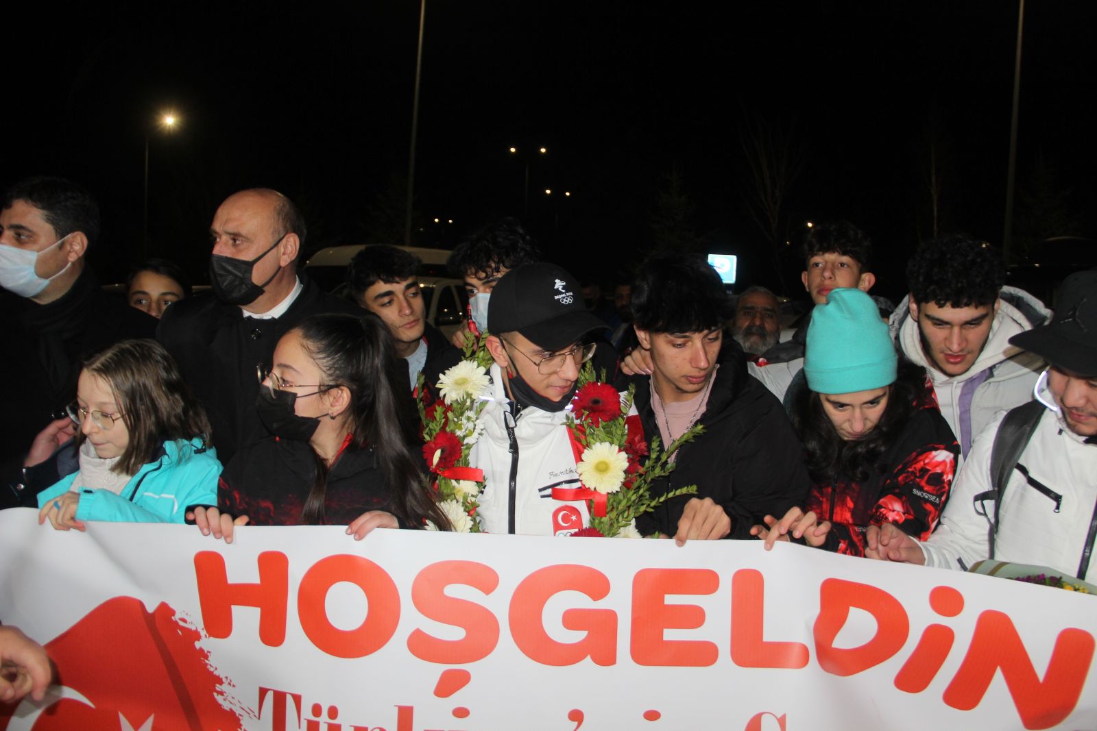 Olimpiyatlar'da tarih yazan Furkan Akar, memleketine döndü