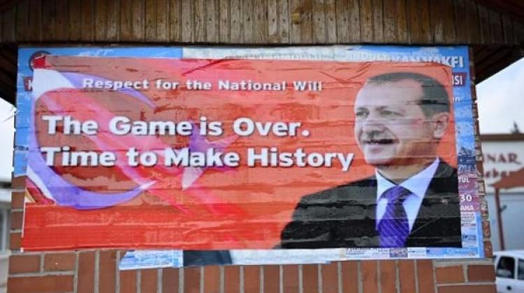 İncirlik'in girişine İngilizce afiş: Oyun bitti