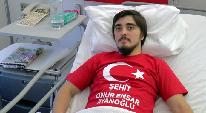Demokrasi gazisi: 'Boynundan vurulan kardeşimi yanıma koydular'