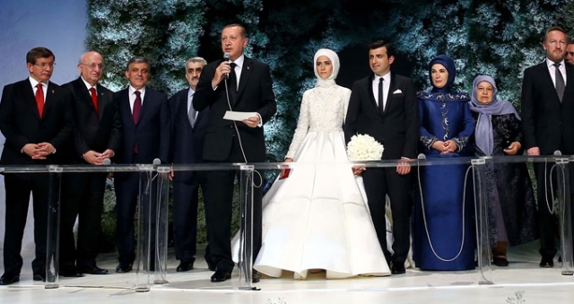 Herkesin merak ettiği soru: 'Sümeyye Erdoğan'ın gelinliğini kim dikti?'