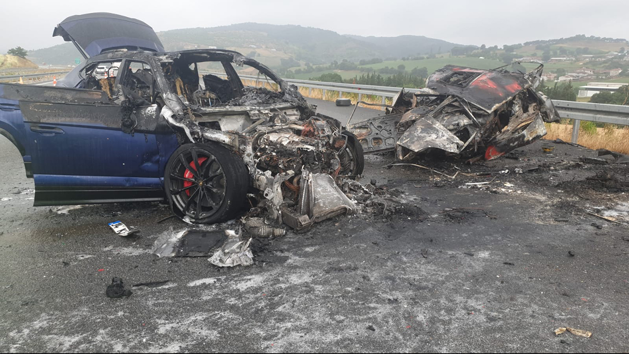 Susurluk'ta zincirleme kaza! Araçlar alev alev yandı: 1 ölü, 2 yaralı Susurluk'ta zincirleme kaza! Araçlar alev alev yandı: 1 ölü, 2 yaralı