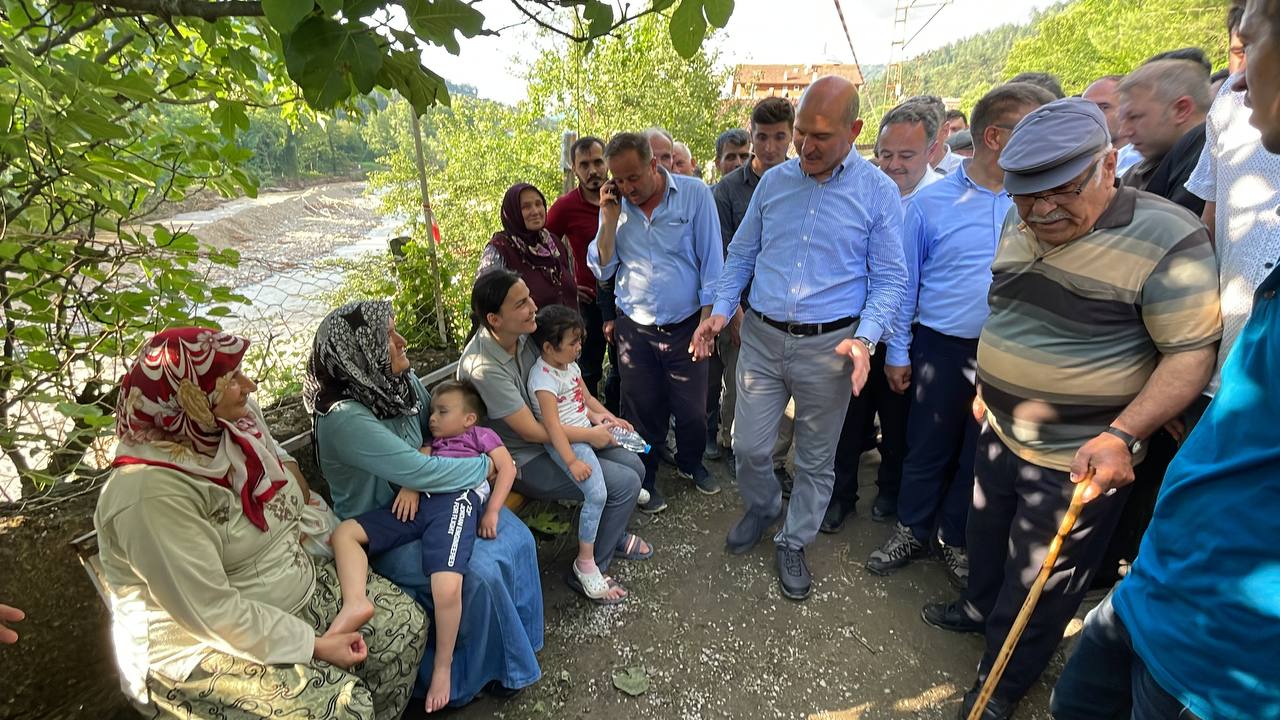 Bakan Soylu engel tanımadı! Yıkık köprüden geçip selzedelerle görüştü Bakan Soylu engel tanımadı! Yıkık köprüden geçip selzedelerle görüştü
