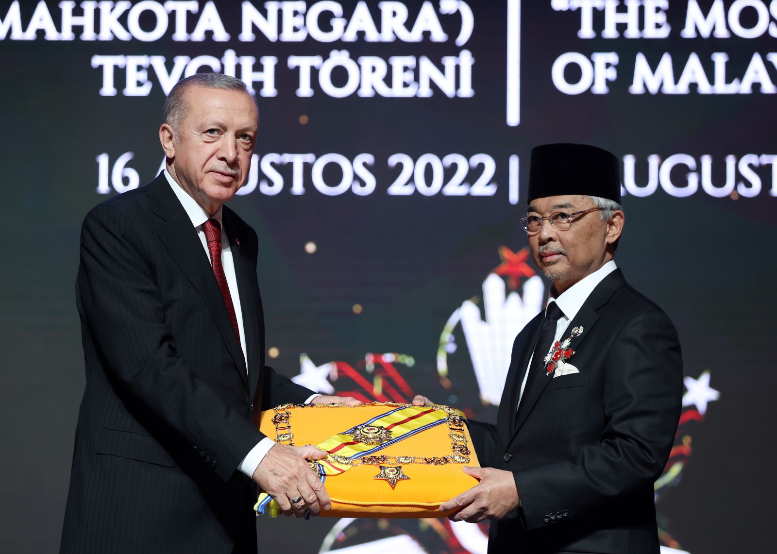 Erdoğan, Malezya Kralı Şah'a Devlet Nişanı verdi