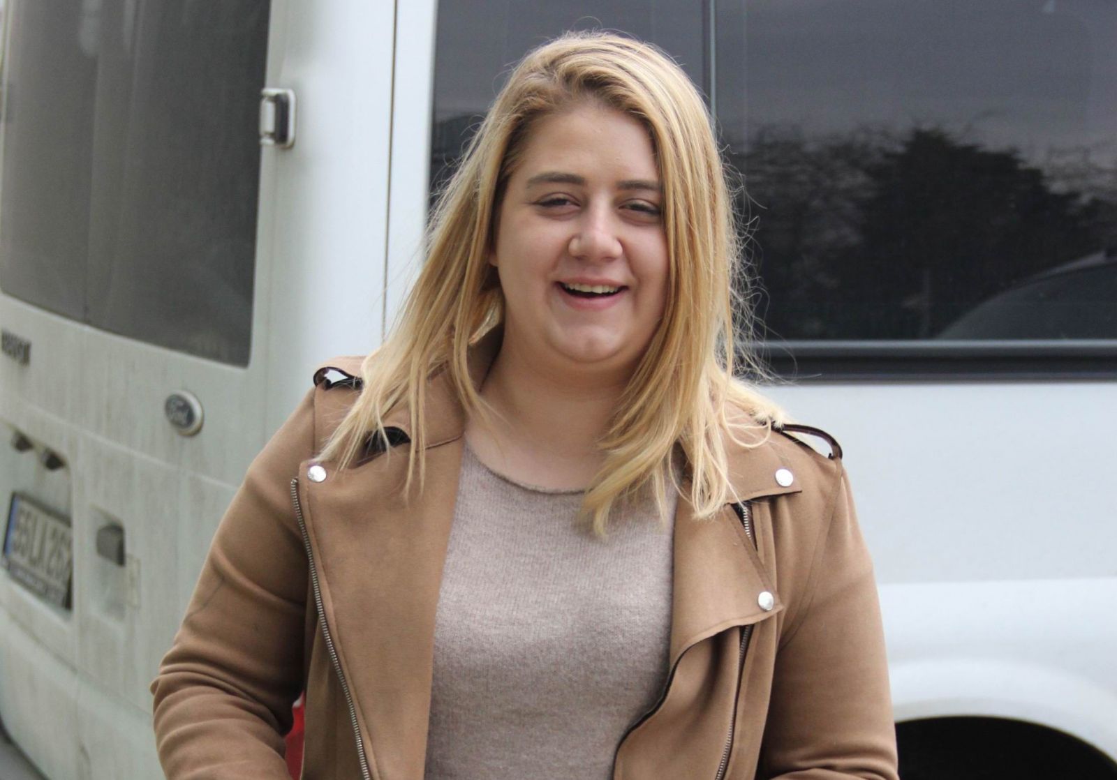 Başka bir kızın bıçaklı saldırısına uğrayan genç kız ağır yaralandı