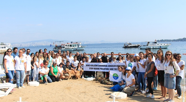 Gönüllüler deniz ve kıyı temizliği yaptı