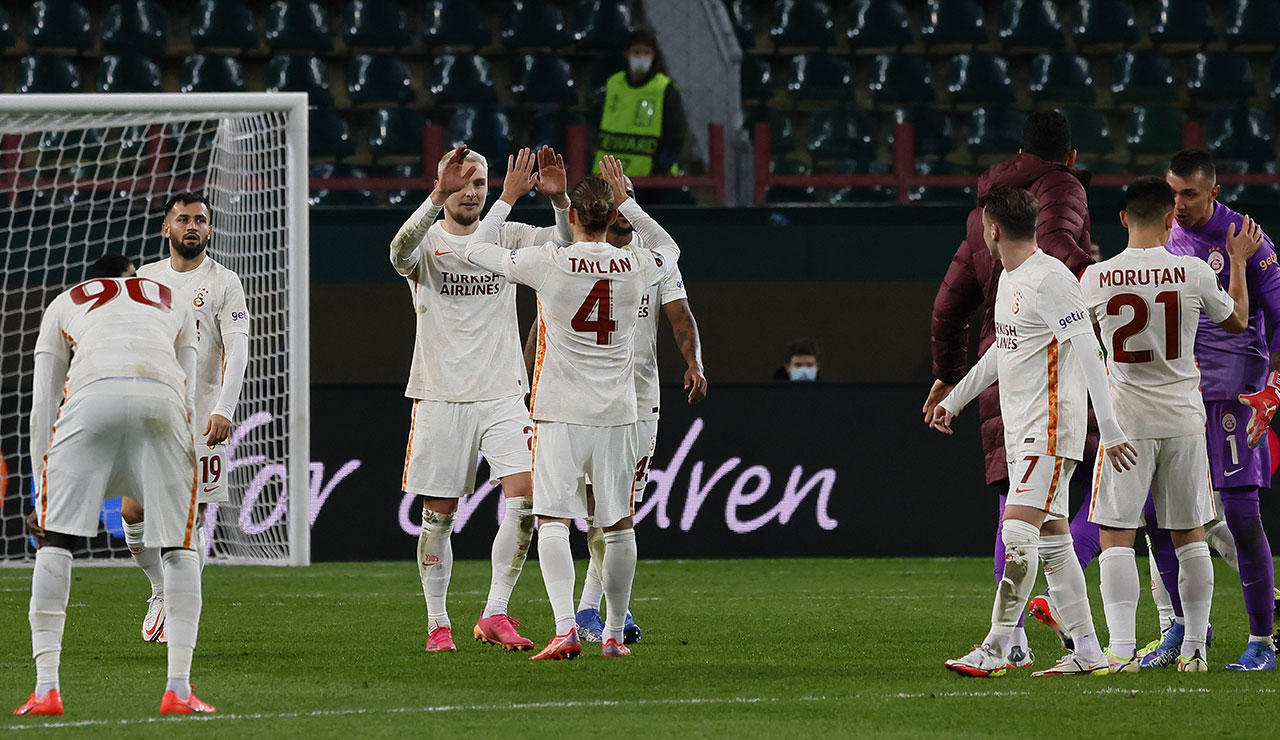 Galatasaray liderliği bırakmıyor