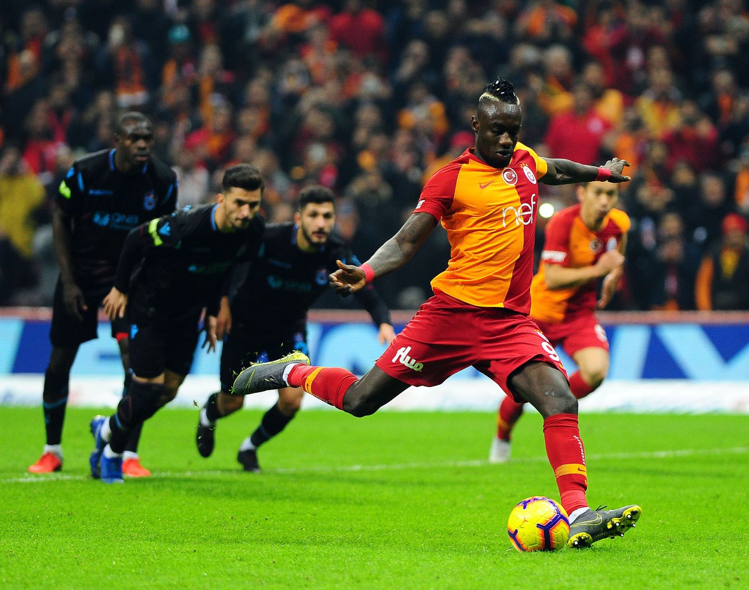 Galatasaray, sahasında Trabzonspor'u 3-1 mağlup etti