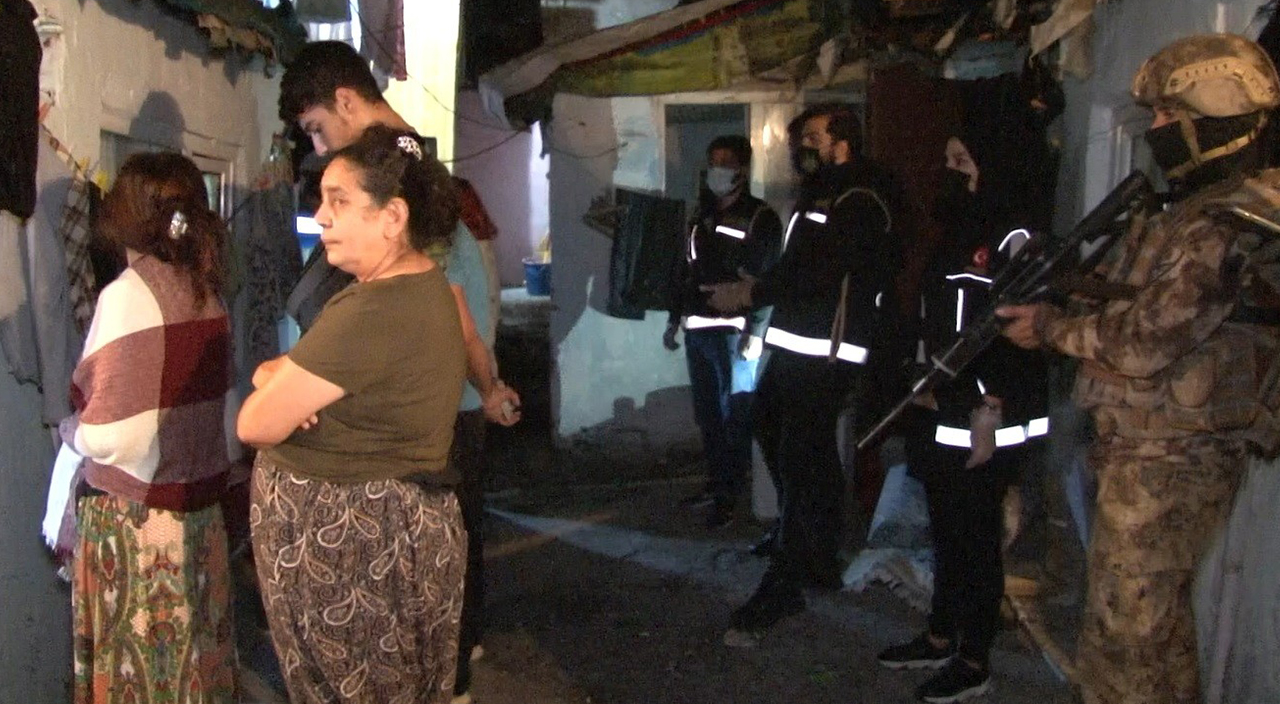 Sokak ortasında uyuşturucu pazarlığı... Kuyruk oldular Sokak ortasında uyuşturucu pazarlığı... Kuyruk oldular