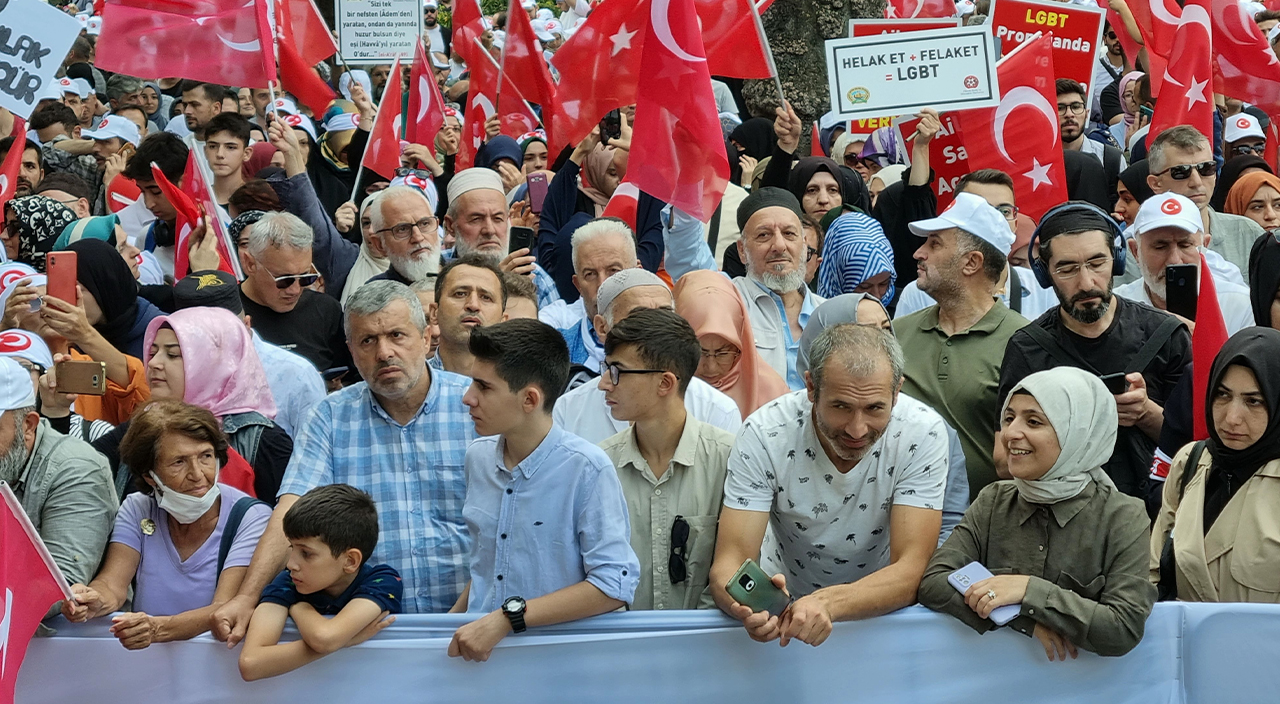 Binlerce kişi LGBT dayatmasına karşı Saraçhane Parkı'nda buluştu Binlerce kişi LGBT dayatmasına karşı Saraçhane Parkı'nda buluştu