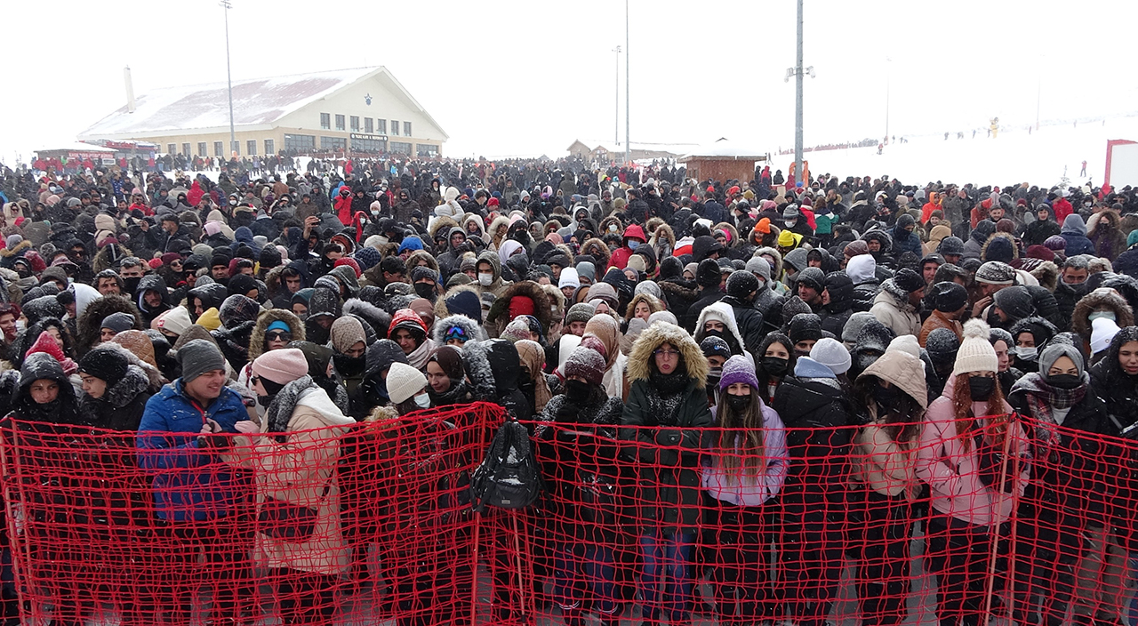 Ünlü şarkıcıdan hayranlarına büyük ayıp! Ünlü şarkıcıdan hayranlarına büyük ayıp!