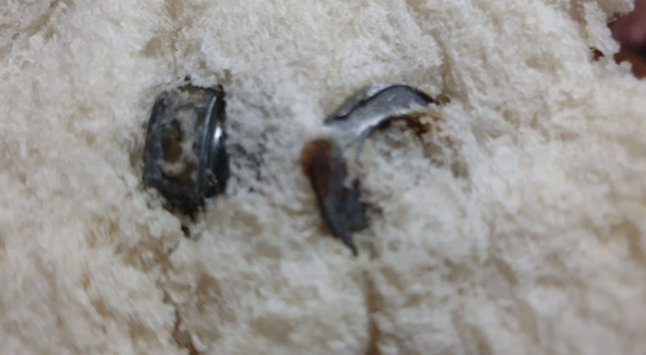 Yemeğe hazırlandığı ekmekten çıkanlar şoke etti