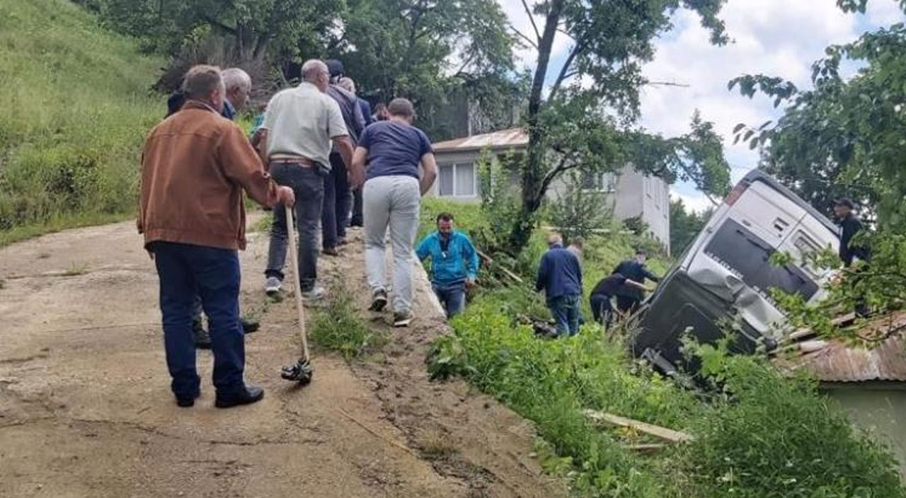 MHP'li ilçe başkanının cenazesine gidenleri taşıyan araç devrildi! 8 yaralı