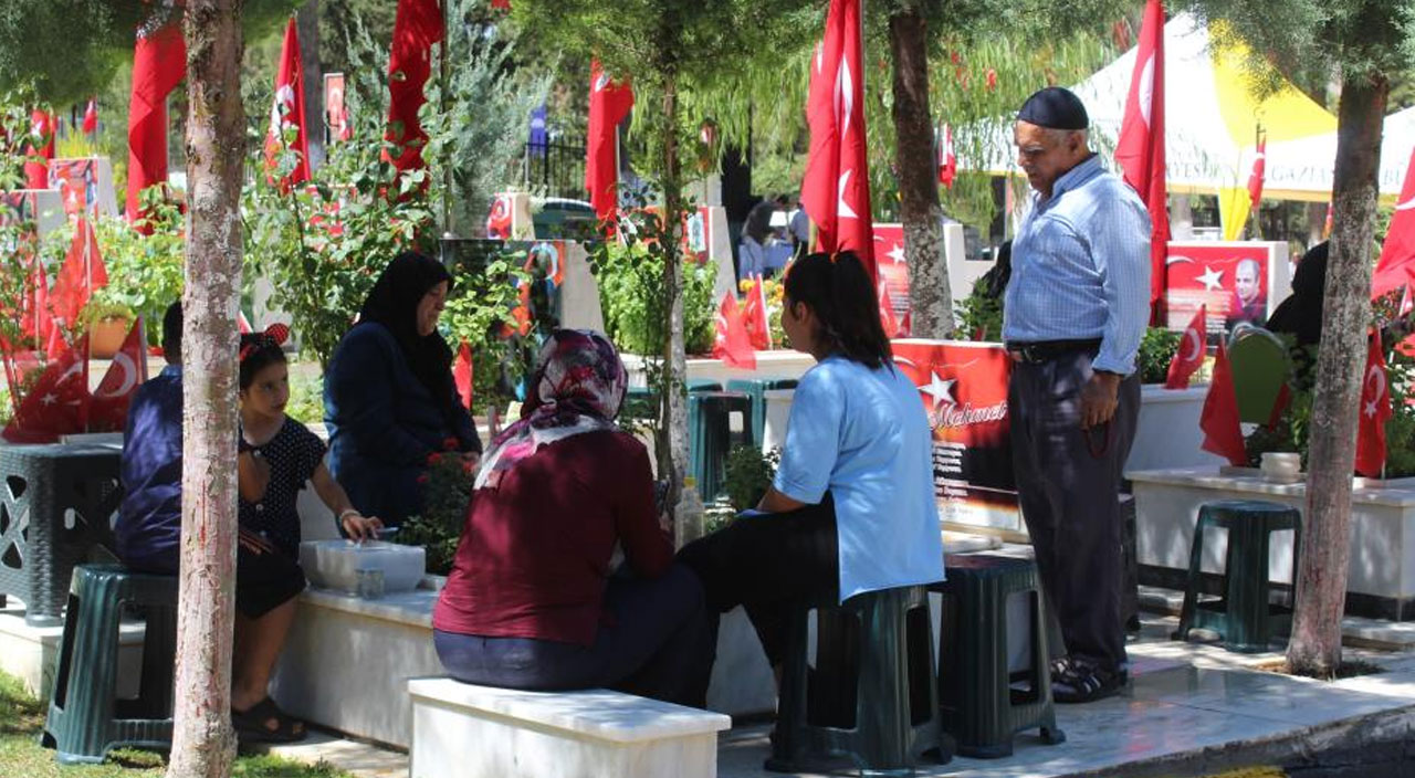 Şehitlikte hüzünlü bayram: Kapıyı açan yok, oğlum sarılmıyor Şehitlikte hüzünlü bayram: Kapıyı açan yok, oğlum sarılmıyor