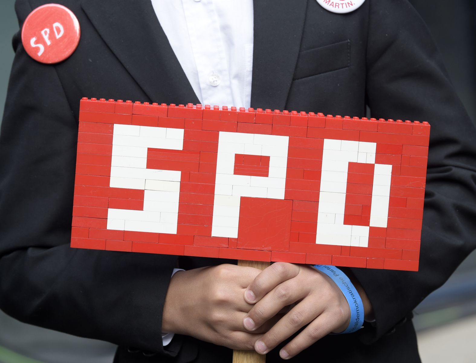 Almanya'da sandıklar kapandı! Merkel 4. kez kazandı
