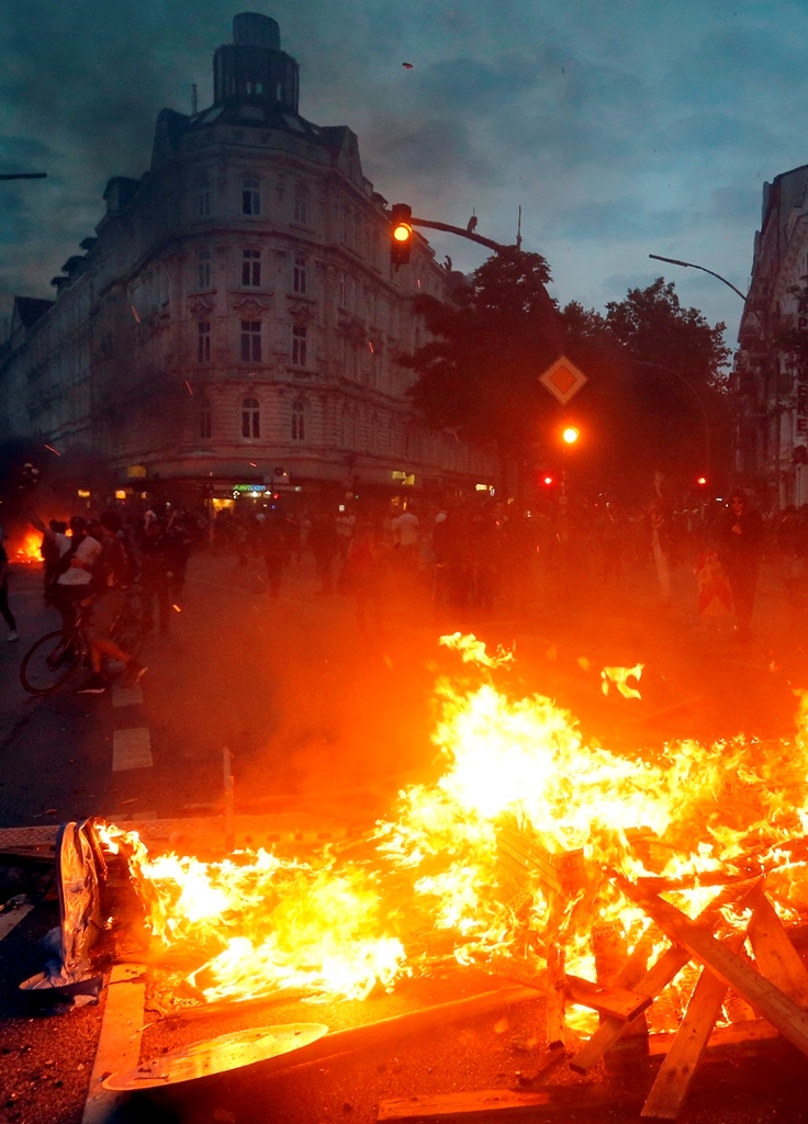 Caddeler savaş alanına döndü! Hamburg yanıyor