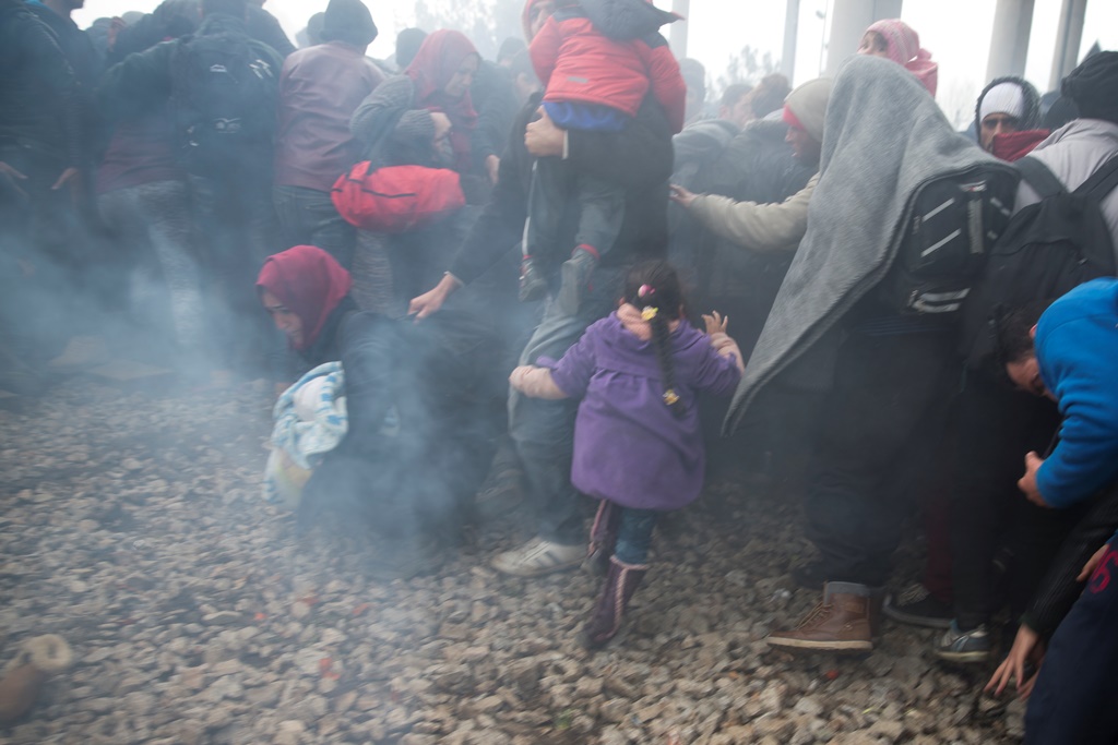 Makedon polisinden sığınmacılara sert müdahale Makedon polisinden sığınmacılara sert müdahale