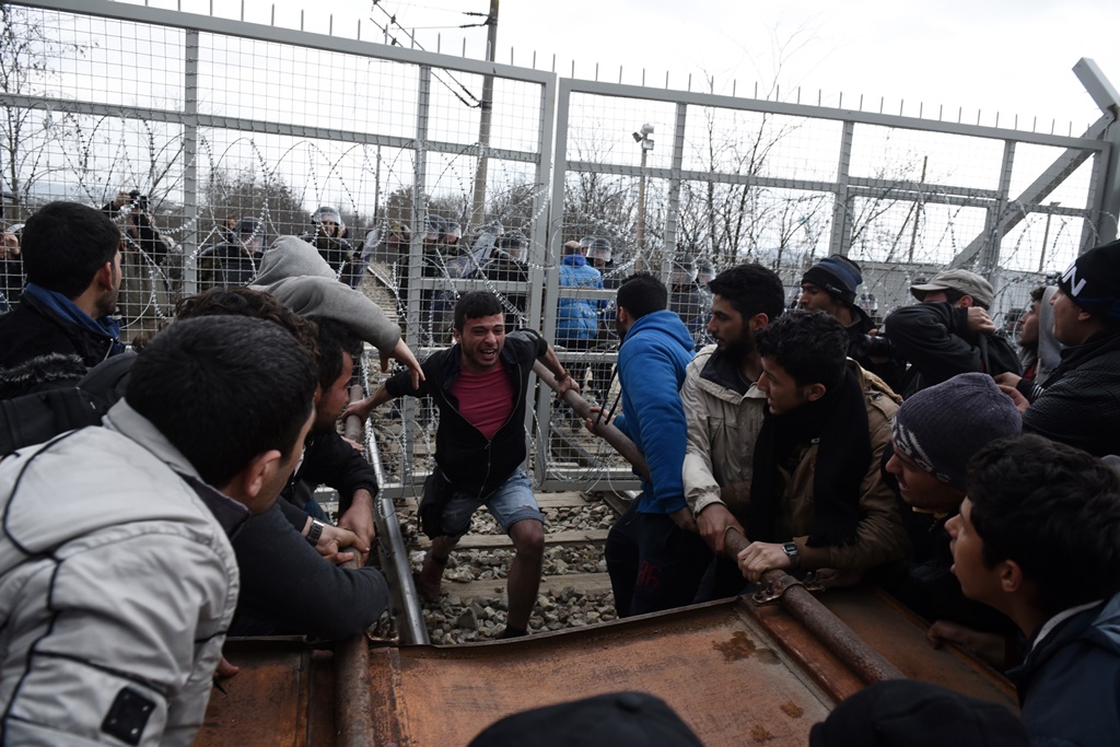 Makedon polisinden sığınmacılara sert müdahale Makedon polisinden sığınmacılara sert müdahale