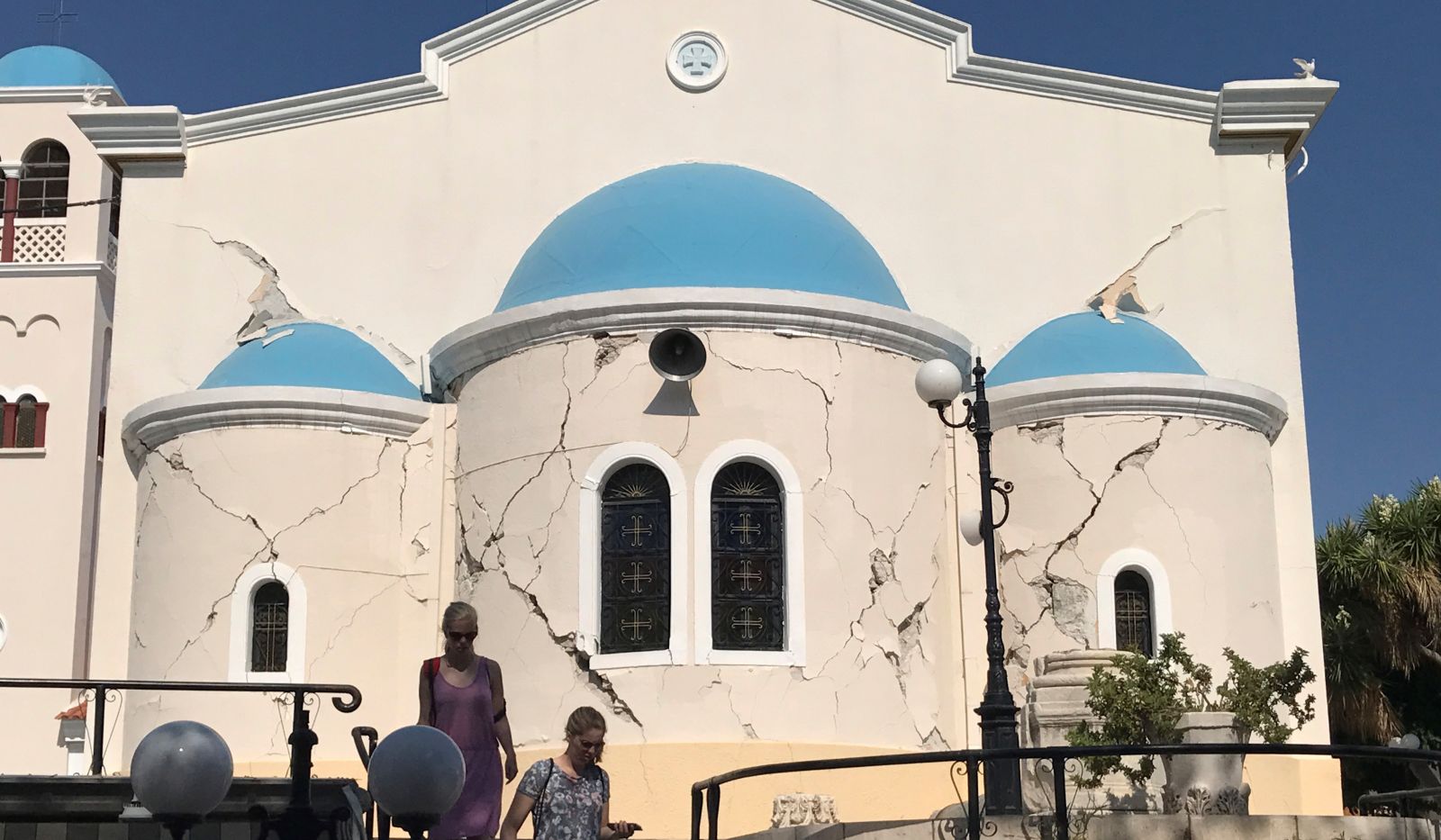 Depremin vurduğu adadaki Türklerin tahliyesi için gemi gönderildi