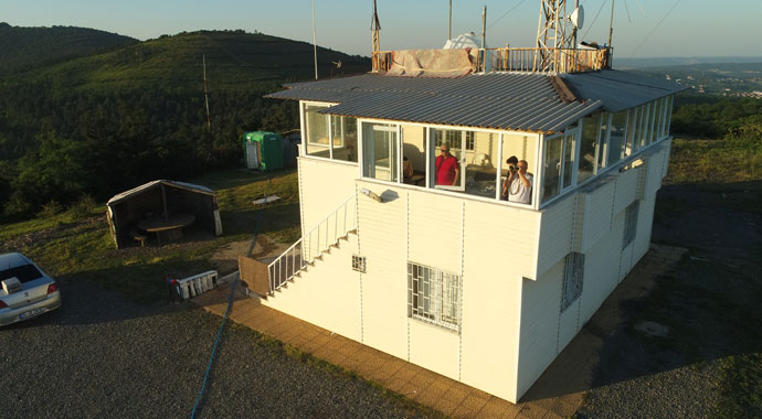 Gözü ormanda, kulağı ezanda