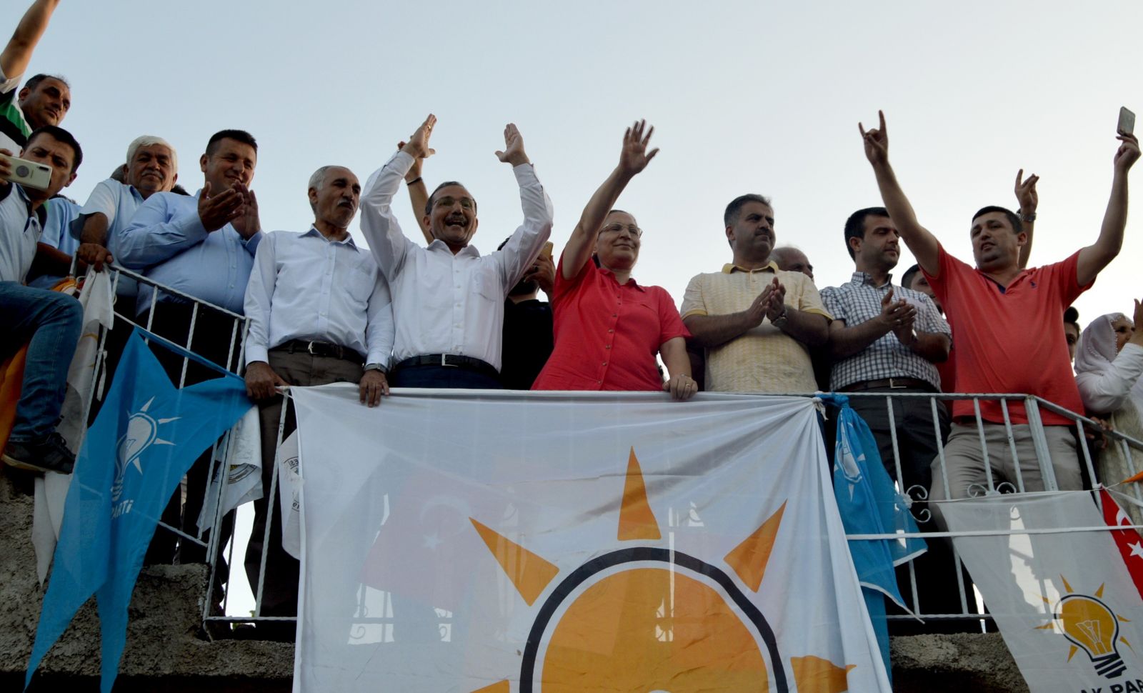 ‘Hükümet Kadın’ seçimi kazandı