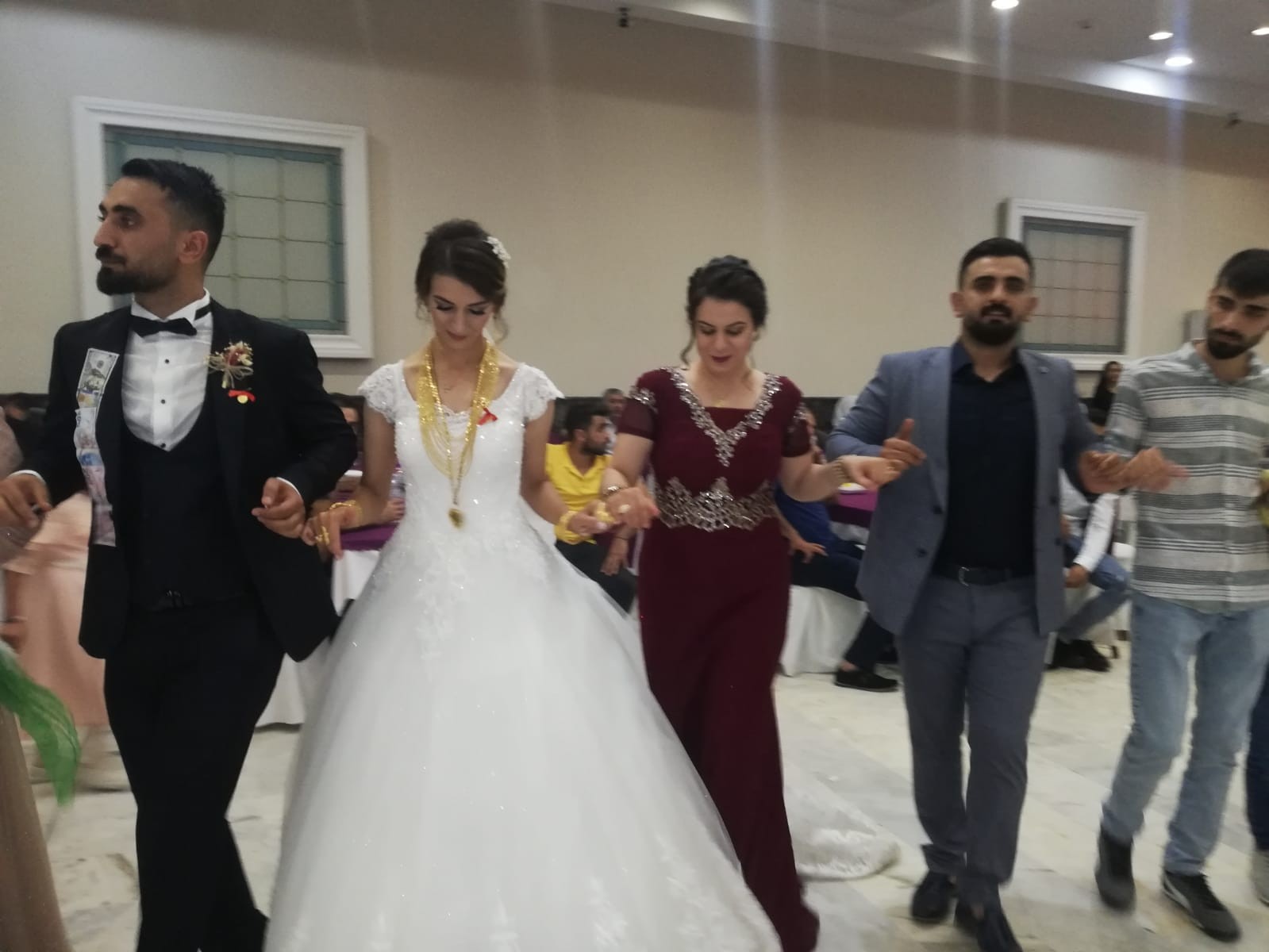 Ağabeyi, evlenen kardeşine 5 adet akıllı telefon taktı