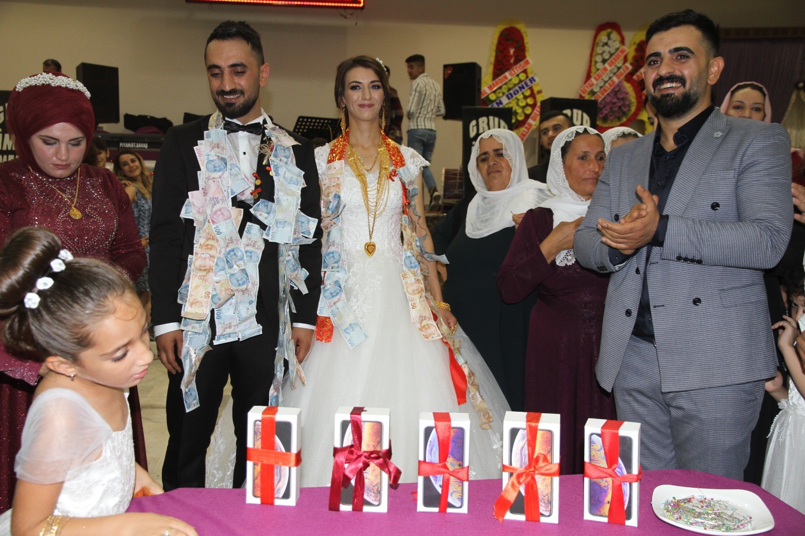 Ağabeyi, evlenen kardeşine 5 adet akıllı telefon taktı