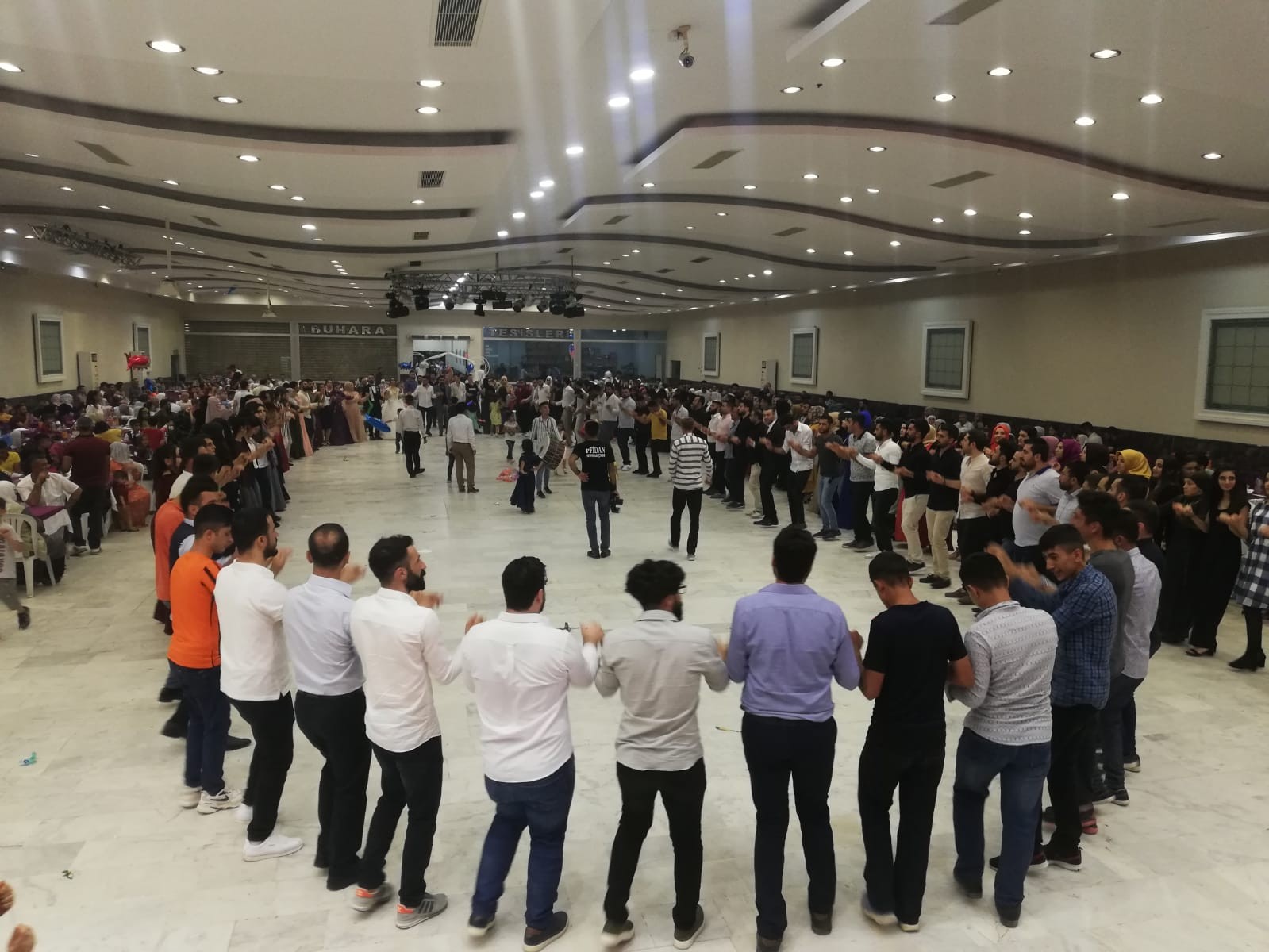 Ağabeyi, evlenen kardeşine 5 adet akıllı telefon taktı