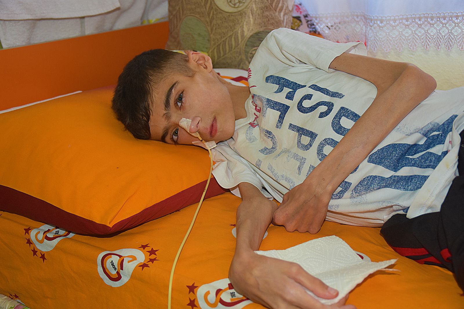 Çocukluğunu yaşayamadan günden güne eriyor