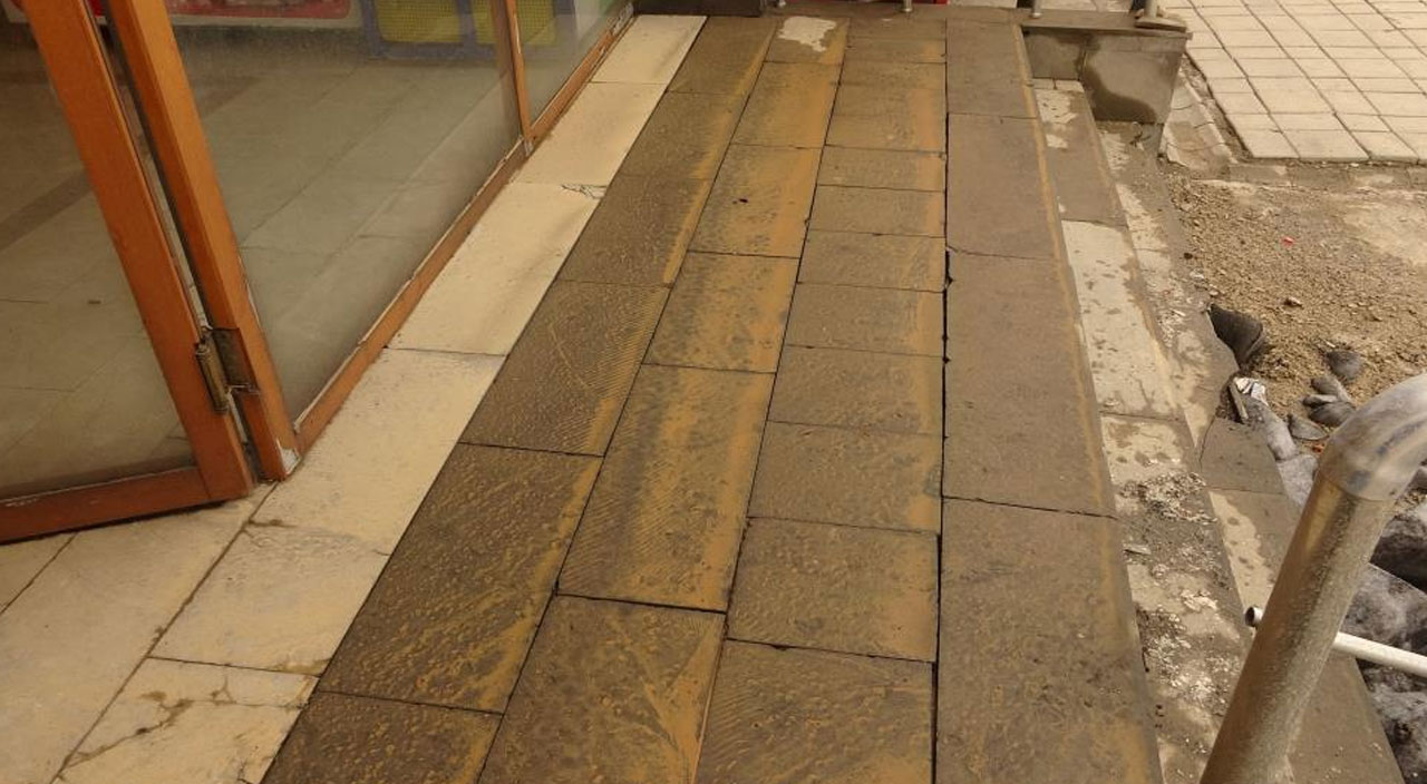 Hakkari'de toz bulutu araçları çamura bürüdü Hakkari'de toz bulutu araçları çamura bürüdü