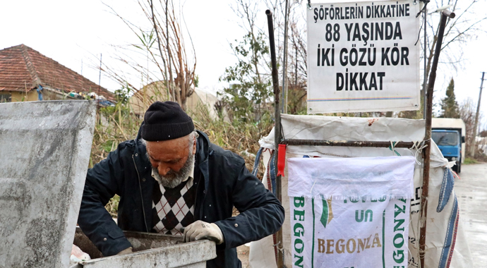 Yaşlı adamın görmeyen gözlerle sokakta 15 saatlik çöp mesaisi