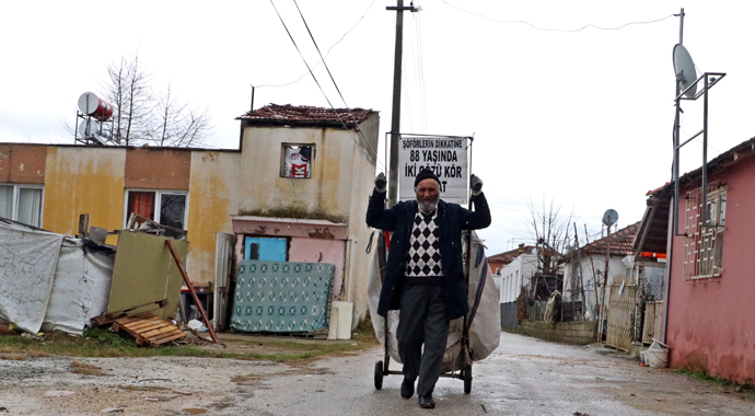 Yaşlı adamın görmeyen gözlerle sokakta 15 saatlik çöp mesaisi