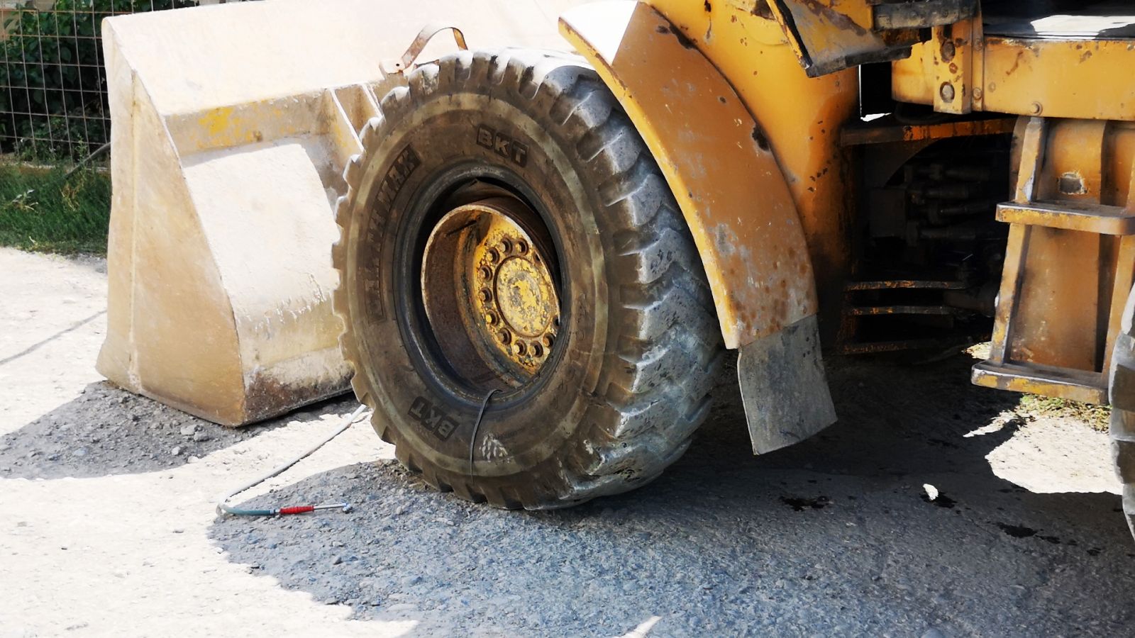 Fabrikada feci olay! İş makinesinin lastiğine hava bastığı sırada...