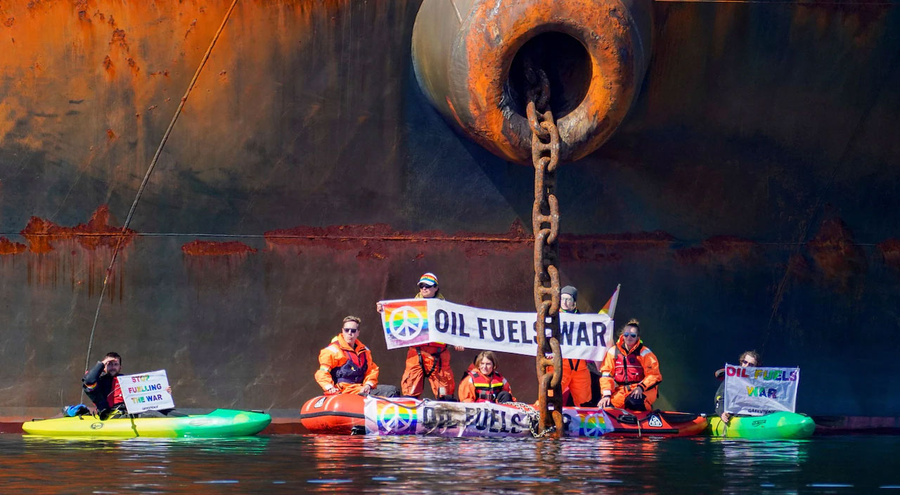 Greenpeace aktivistleri Rus yakıtı taşıyan tankerin İngiltere’ye girişini engelledi