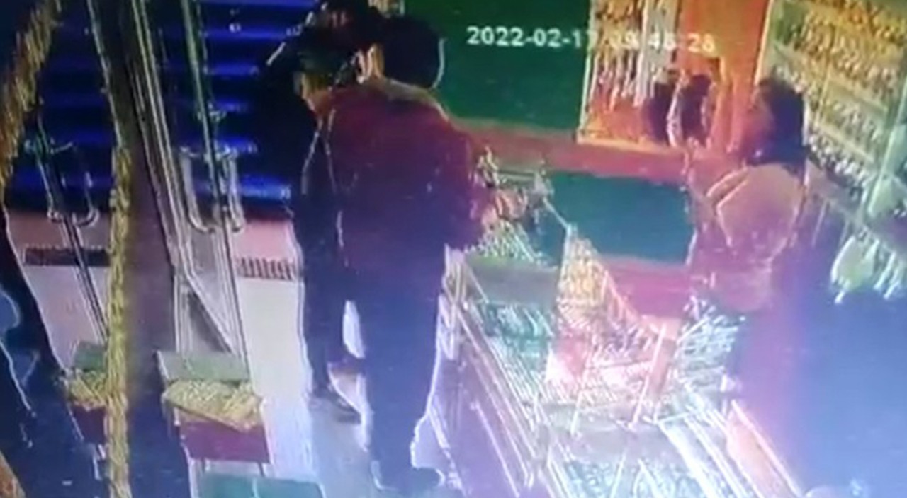 Kuyumcu hırsızlarına "imitasyon" altın şoku! Kuyumcu hırsızlarına "imitasyon" altın şoku!