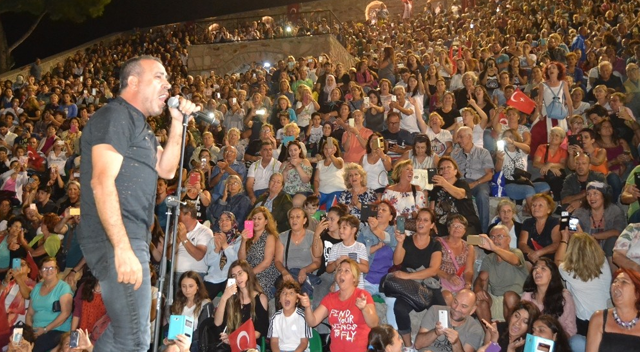 Halûk Levent çam fidanlarının arasından 10 binlere seslendi