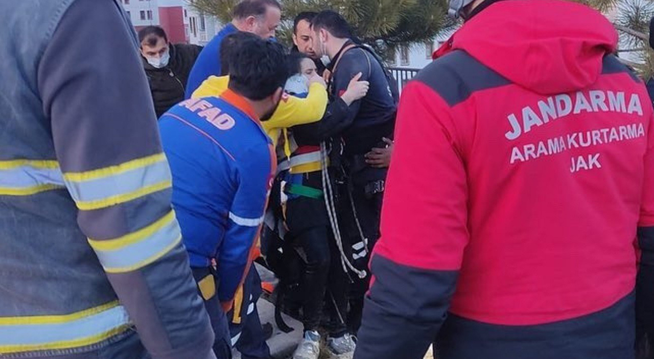 Rögar kapağına basan kadın kabusu yaşadı!