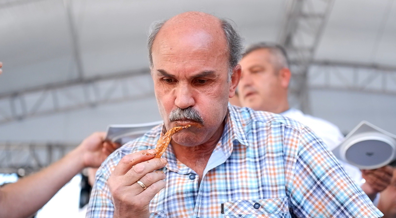 Acı biber yeme yarışında birinci olan adama şaşırtan ödül