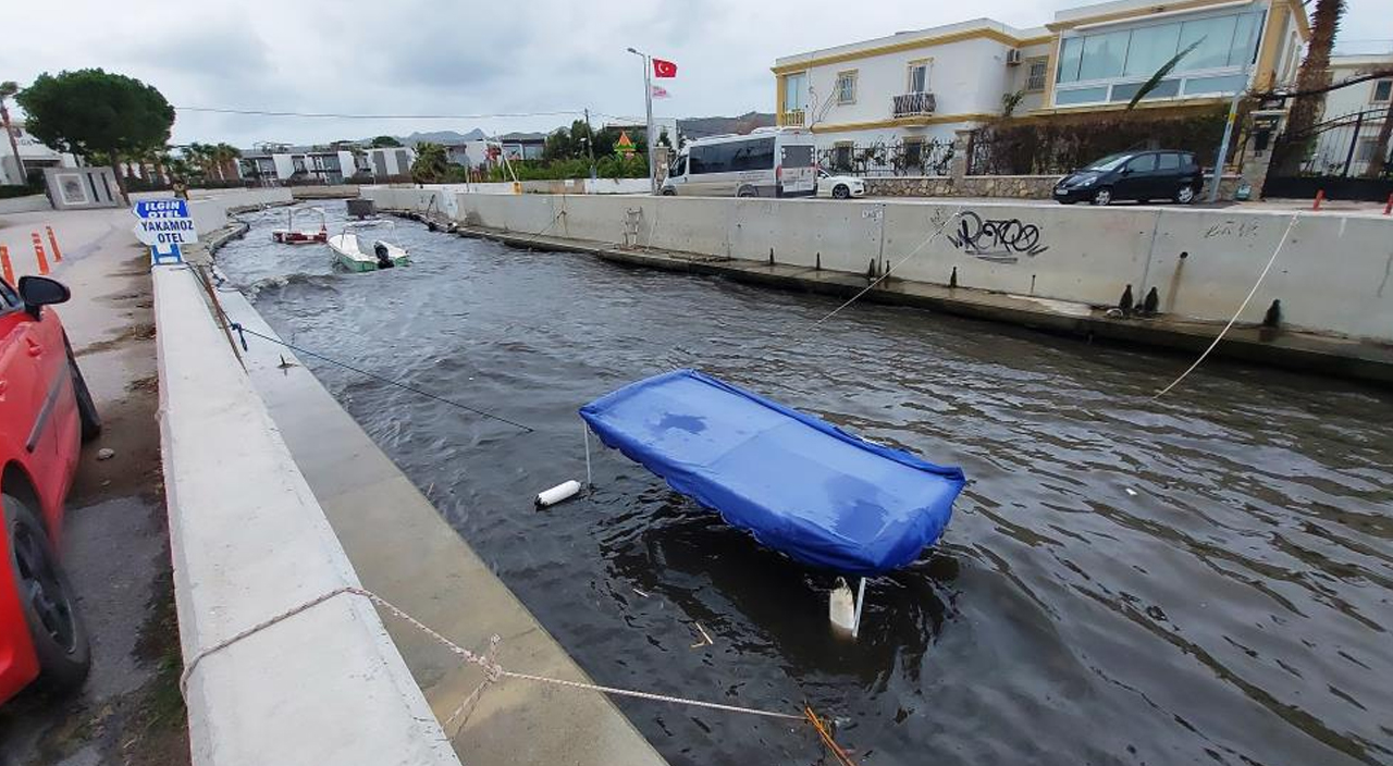 Bodrum'u fırtına vurdu! Tekneler denize gömüldü