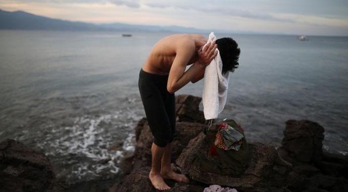 Ayvacık'ta can pazarı! Batmak üzere olan göçmen botu böyle kurtarıldı