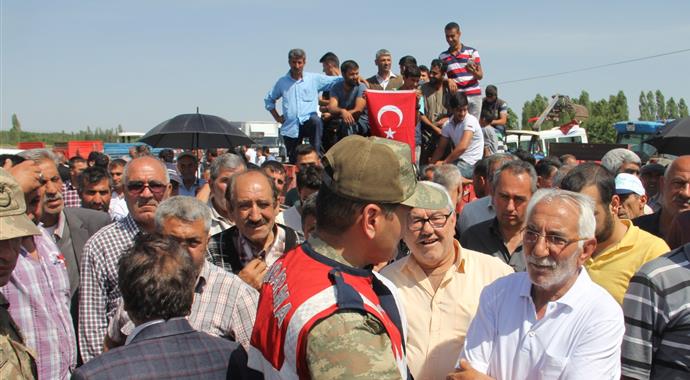 Iğdır'da köylülerden yol eylemi