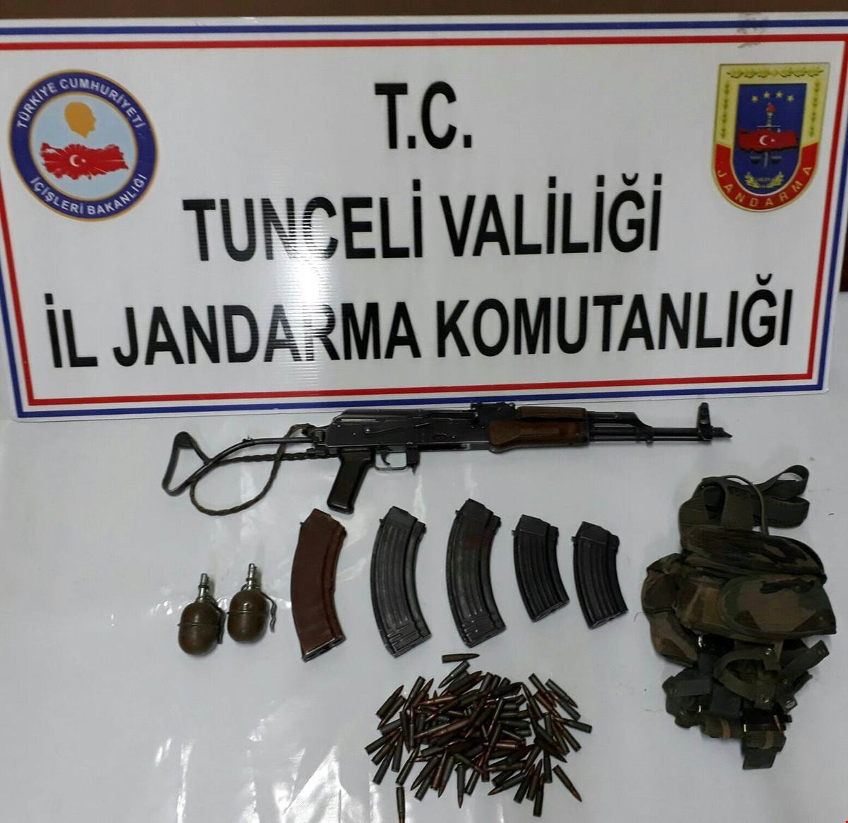 Tunceli'de PKK sığınaklarından yaşam malzemesi çıktı