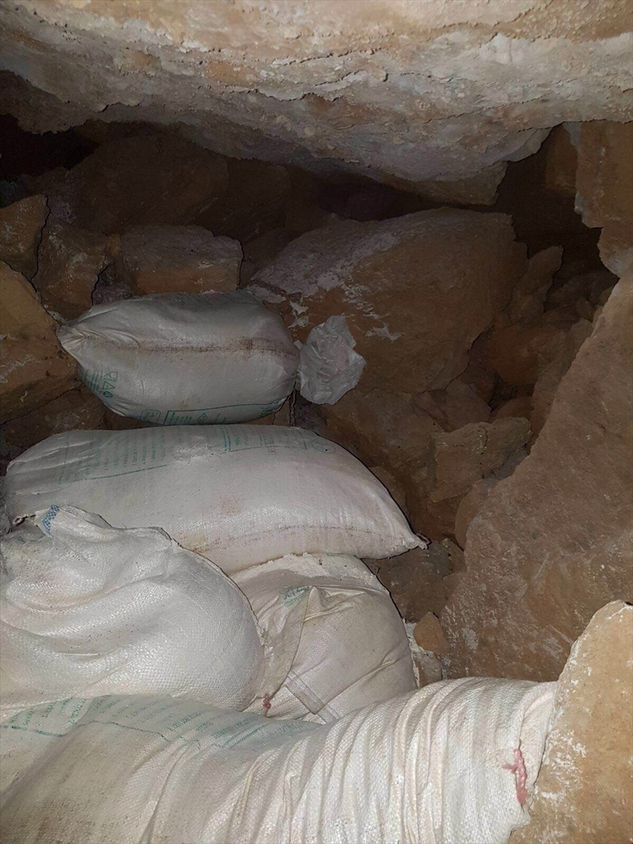 Tunceli'de PKK sığınaklarından yaşam malzemesi çıktı