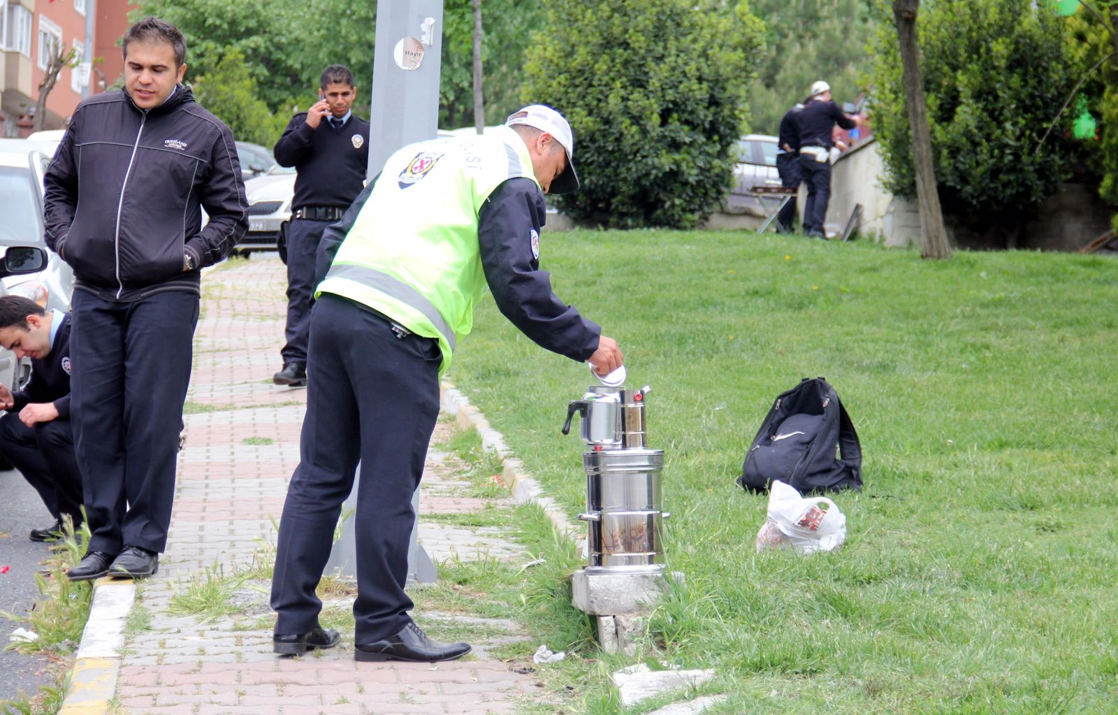 1 Mayıs'tan ilginç görüntü! Polisin miting sofrası