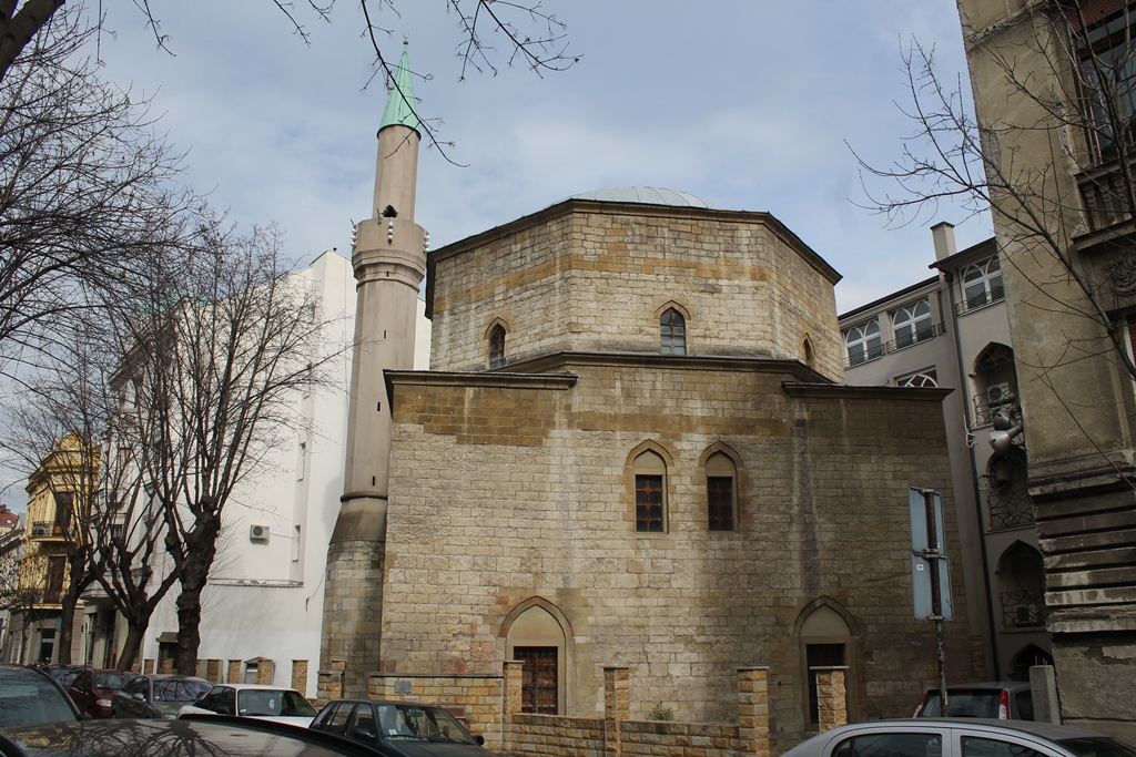 Bayraklı Camii yıllara meydan okuyor