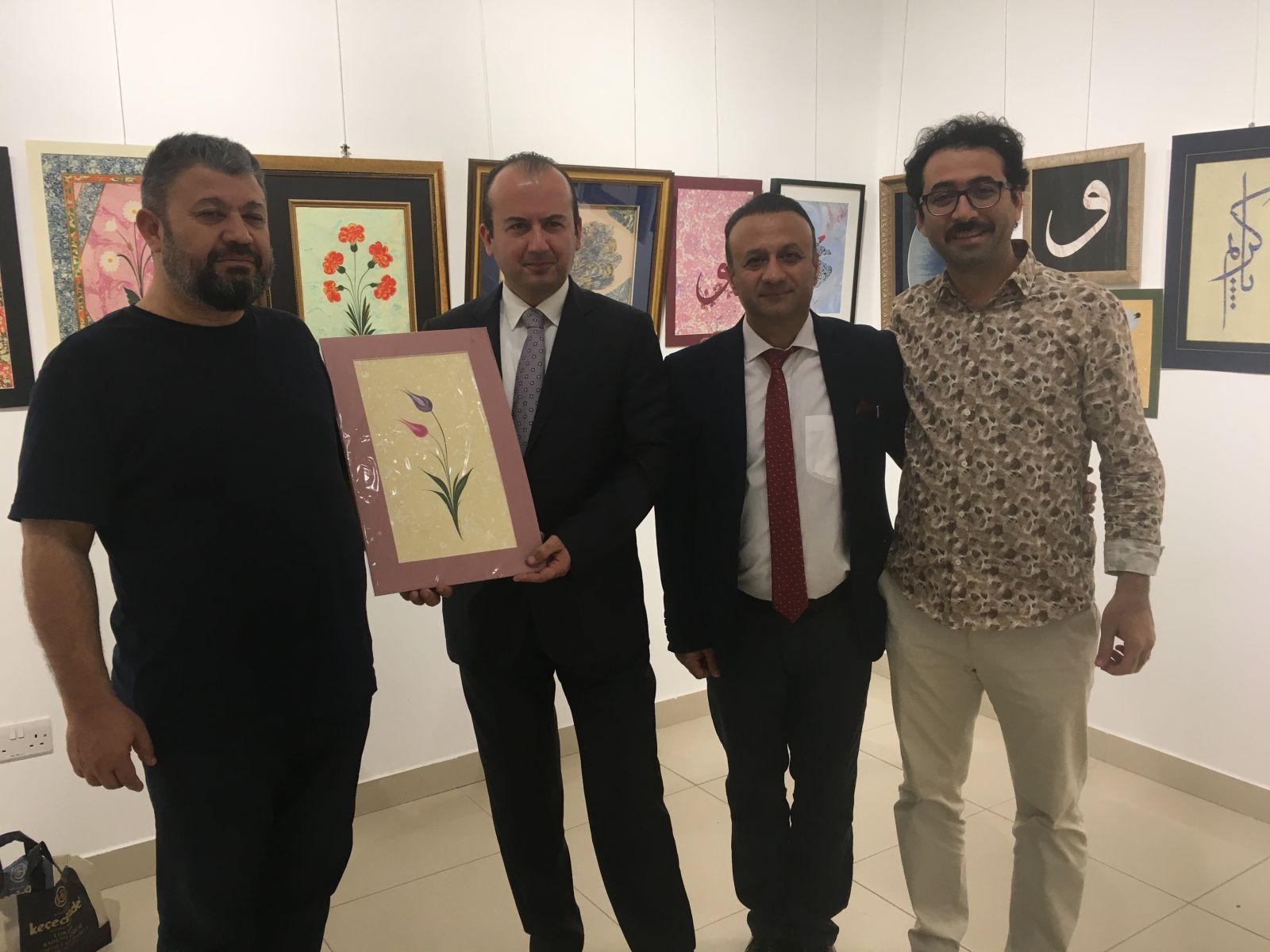 Dünyanın en büyük ebrusu Abu Dabi’de yapıldı