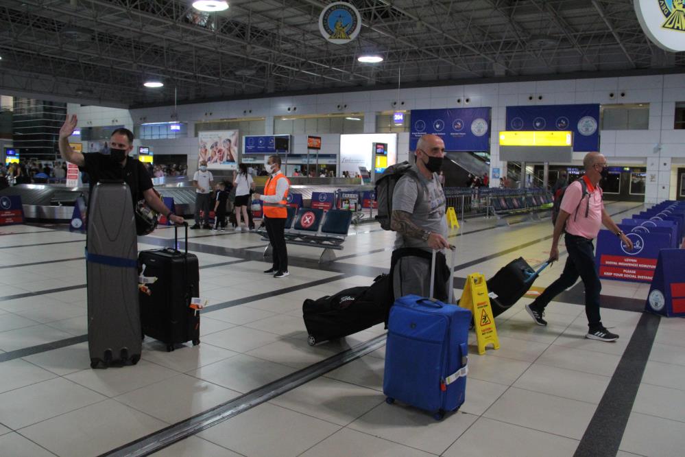 4 ay sonra Antalya'ya ilk İngiliz turist kafilesi geldi 4 ay sonra Antalya'ya ilk İngiliz turist kafilesi geldi