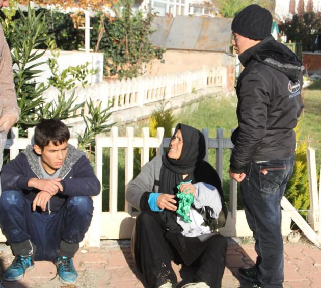 Kızının cesedini kucağında 5 kilometre taşıdı Kızının cesedini kucağında 5 kilometre taşıdı