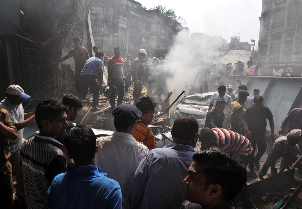 Hindistan'da köprü çöktü: 10 kişi öldü, 150 kişi enkaz altında