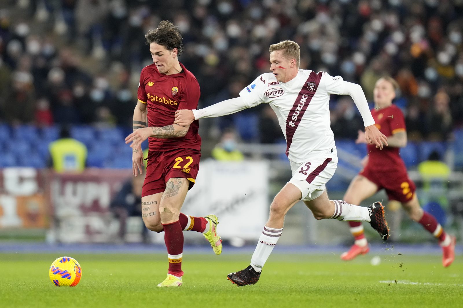 Seria A'da oynayan futbolcuların yüzlerindeki kırmızı çizginin sebebi belli oldu Seria A'da oynayan futbolcuların yüzlerindeki kırmızı çizginin sebebi belli oldu