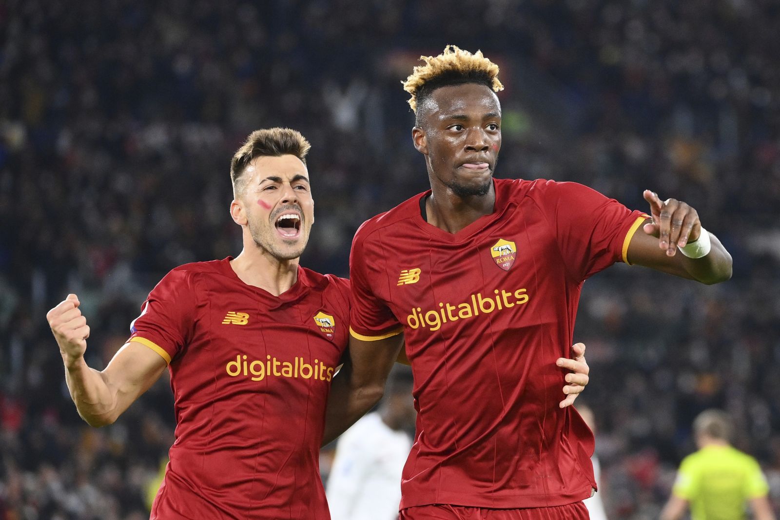 Seria A'da oynayan futbolcuların yüzlerindeki kırmızı çizginin sebebi belli oldu Seria A'da oynayan futbolcuların yüzlerindeki kırmızı çizginin sebebi belli oldu